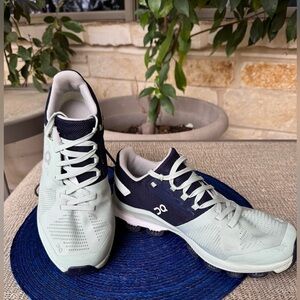 ON Cloudsurfer 6 Running shoe in Fennel/Ink
Women’s Size 7